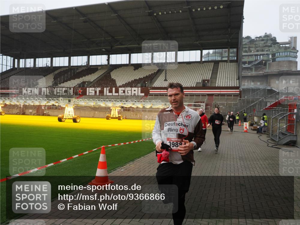07.12.2025 - St. Pauli X-Mass-Run No. 15 Fabian Wolf http://msf.ph/oto/9366866 07.12.2025 10:21:31 Ziel 149, 270, 1326, 2173, 2927, 2997, 3062, 3091, 3384, 3540, 3541, 3848, 3849, 3988, 4117, 4158, 4169, 4170 meine-sportfotos.de