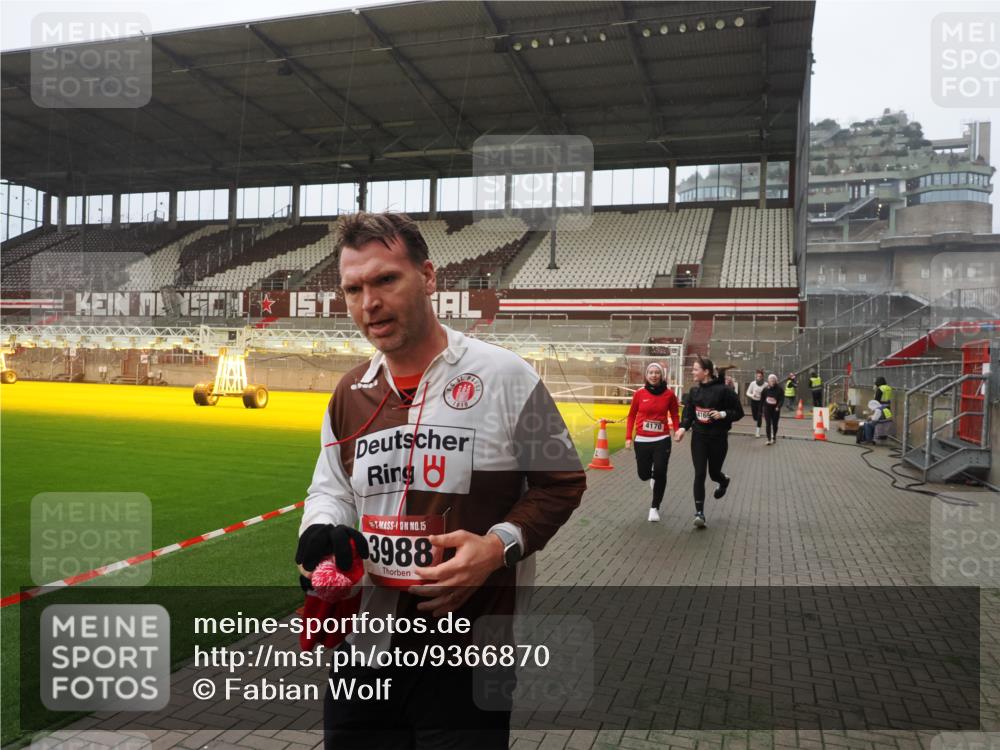 07.12.2025 - St. Pauli X-Mass-Run No. 15 Fabian Wolf http://msf.ph/oto/9366870 07.12.2025 10:21:31 Ziel 149, 270, 1326, 2173, 2927, 2997, 3062, 3091, 3384, 3540, 3541, 3848, 3849, 3988, 4117, 4158, 4169, 4170 meine-sportfotos.de