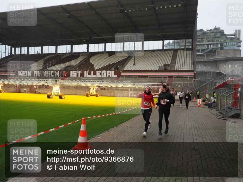 07.12.2025 - St. Pauli X-Mass-Run No. 15 Fabian Wolf http://msf.ph/oto/9366876 07.12.2025 10:21:32 Ziel 149, 270, 1326, 2927, 2997, 3062, 3091, 3384, 3540, 3541, 3848, 3849, 3988, 4117, 4158, 4169, 4170 meine-sportfotos.de