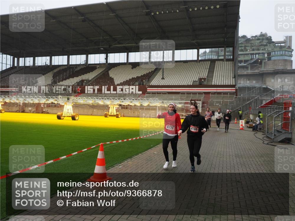 07.12.2025 - St. Pauli X-Mass-Run No. 15 Fabian Wolf http://msf.ph/oto/9366878 07.12.2025 10:21:32 Ziel 149, 270, 1326, 2927, 2997, 3062, 3091, 3384, 3540, 3541, 3848, 3849, 3988, 4117, 4158, 4169, 4170 meine-sportfotos.de