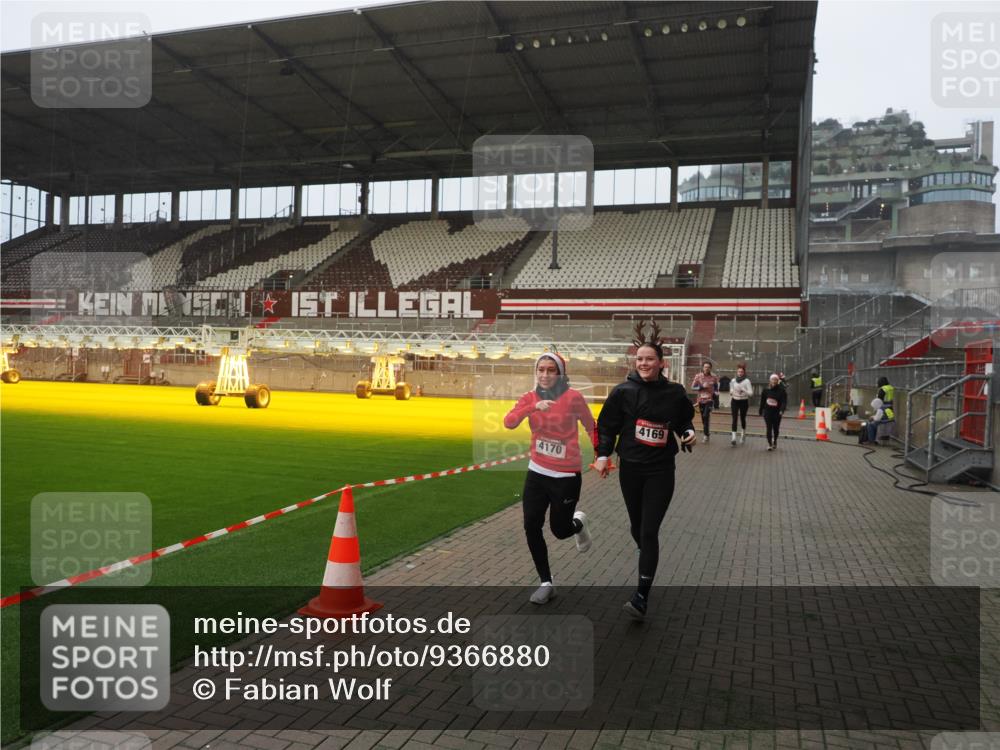 07.12.2025 - St. Pauli X-Mass-Run No. 15 Fabian Wolf http://msf.ph/oto/9366880 07.12.2025 10:21:32 Ziel 149, 270, 1326, 2927, 2997, 3062, 3091, 3384, 3540, 3541, 3848, 3849, 3988, 4117, 4158, 4169, 4170 meine-sportfotos.de
