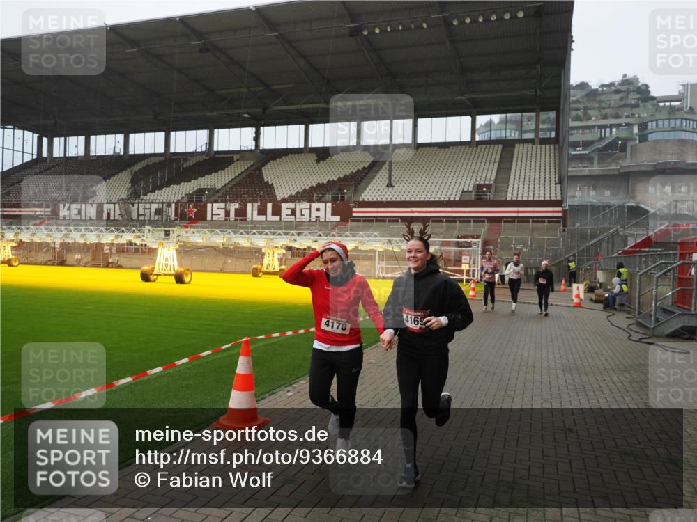 07.12.2025 - St. Pauli X-Mass-Run No. 15 Fabian Wolf http://msf.ph/oto/9366884 07.12.2025 10:21:32 Ziel 149, 270, 1326, 2927, 2997, 3062, 3091, 3384, 3540, 3541, 3848, 3849, 3988, 4117, 4158, 4169, 4170 meine-sportfotos.de
