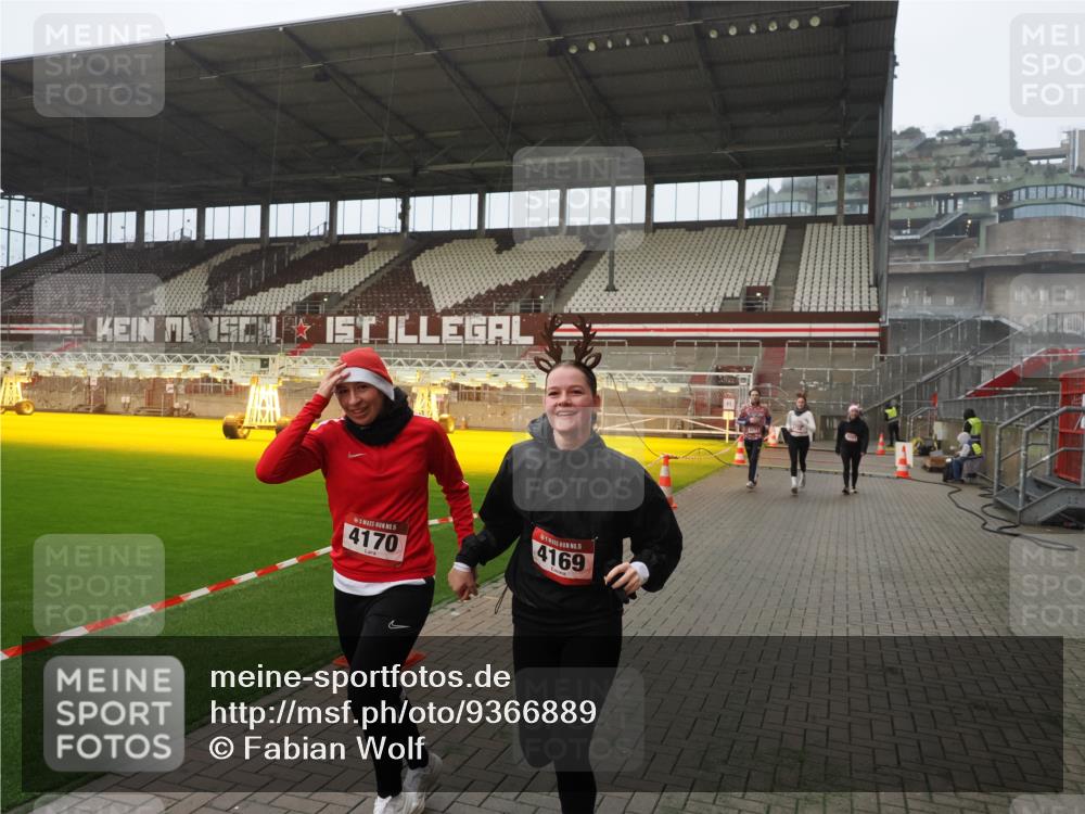 07.12.2025 - St. Pauli X-Mass-Run No. 15 Fabian Wolf http://msf.ph/oto/9366889 07.12.2025 10:21:33 Ziel 149, 270, 1326, 2927, 2997, 3062, 3091, 3384, 3540, 3541, 3848, 3988, 4117, 4158, 4169, 4170 meine-sportfotos.de