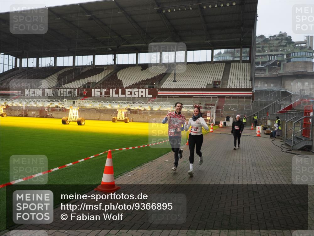07.12.2025 - St. Pauli X-Mass-Run No. 15 Fabian Wolf http://msf.ph/oto/9366895 07.12.2025 10:21:36 Ziel 149, 270, 1326, 2927, 2997, 3062, 3091, 3384, 3540, 3541, 3988, 4158, 4169, 4170 meine-sportfotos.de