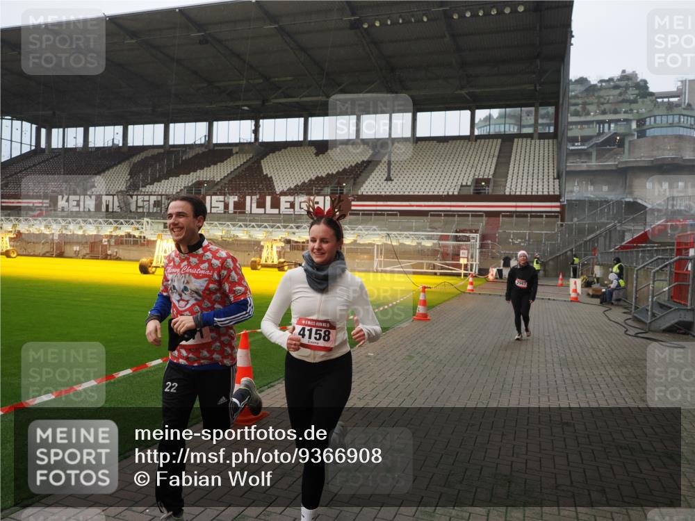07.12.2025 - St. Pauli X-Mass-Run No. 15 Fabian Wolf http://msf.ph/oto/9366908 07.12.2025 10:21:37 Ziel 149, 270, 2927, 2997, 3091, 3540, 3541, 3988, 4158, 4169, 4170 meine-sportfotos.de