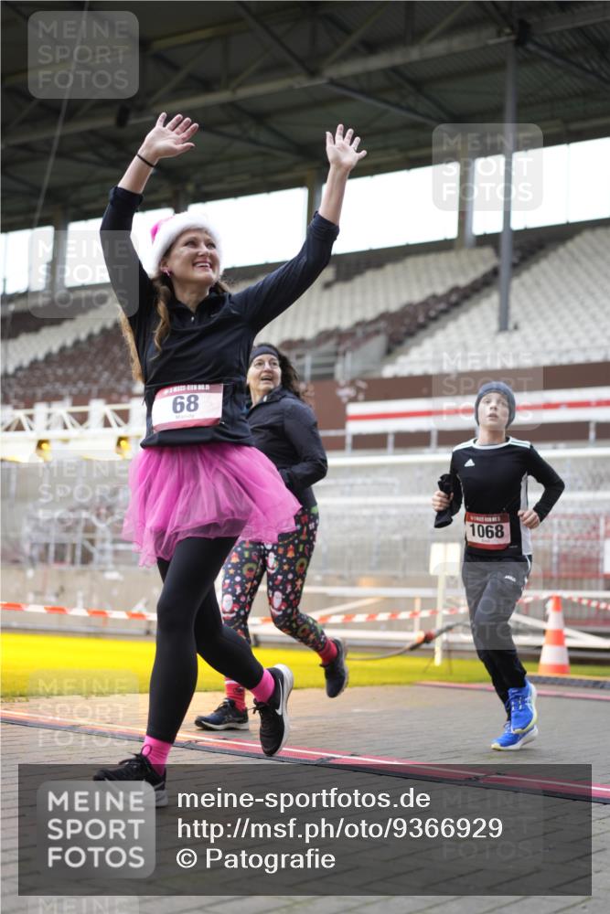 07.12.2025 - St. Pauli X-Mass-Run No. 15 Patografie http://msf.ph/oto/9366929 07.12.2025 11:00:49 Ziel 68, 135, 492, 1065, 1068, 1660, 3349, 3353 meine-sportfotos.de
