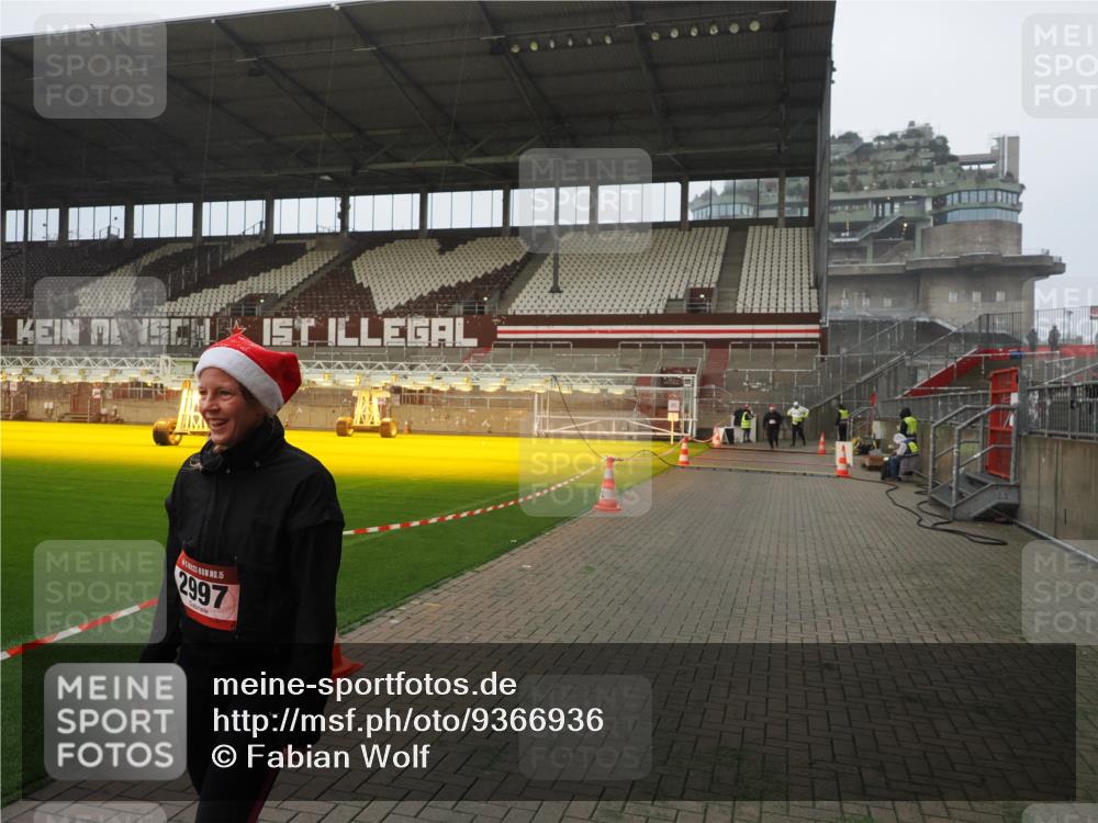 07.12.2025 - St. Pauli X-Mass-Run No. 15 Fabian Wolf http://msf.ph/oto/9366936 07.12.2025 10:21:43 Ziel 2927, 2997, 4158, 4169, 4170 meine-sportfotos.de