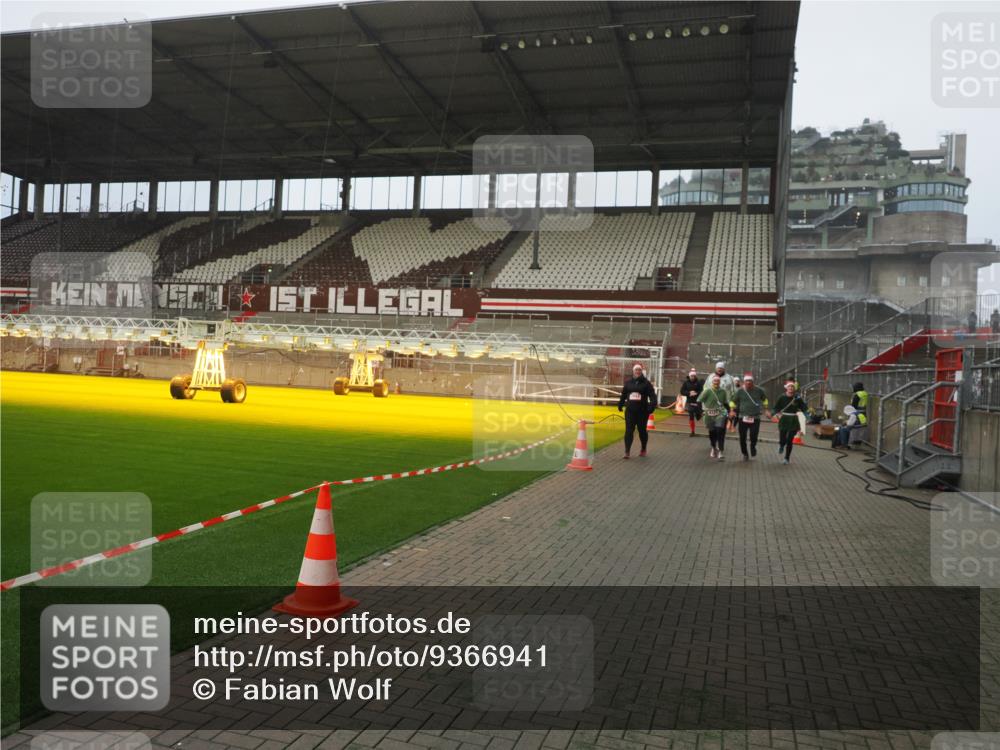 07.12.2025 - St. Pauli X-Mass-Run No. 15 Fabian Wolf http://msf.ph/oto/9366941 07.12.2025 10:21:56 Ziel 1488, 2944, 2945, 4321, 4322, 4323, 4415 meine-sportfotos.de
