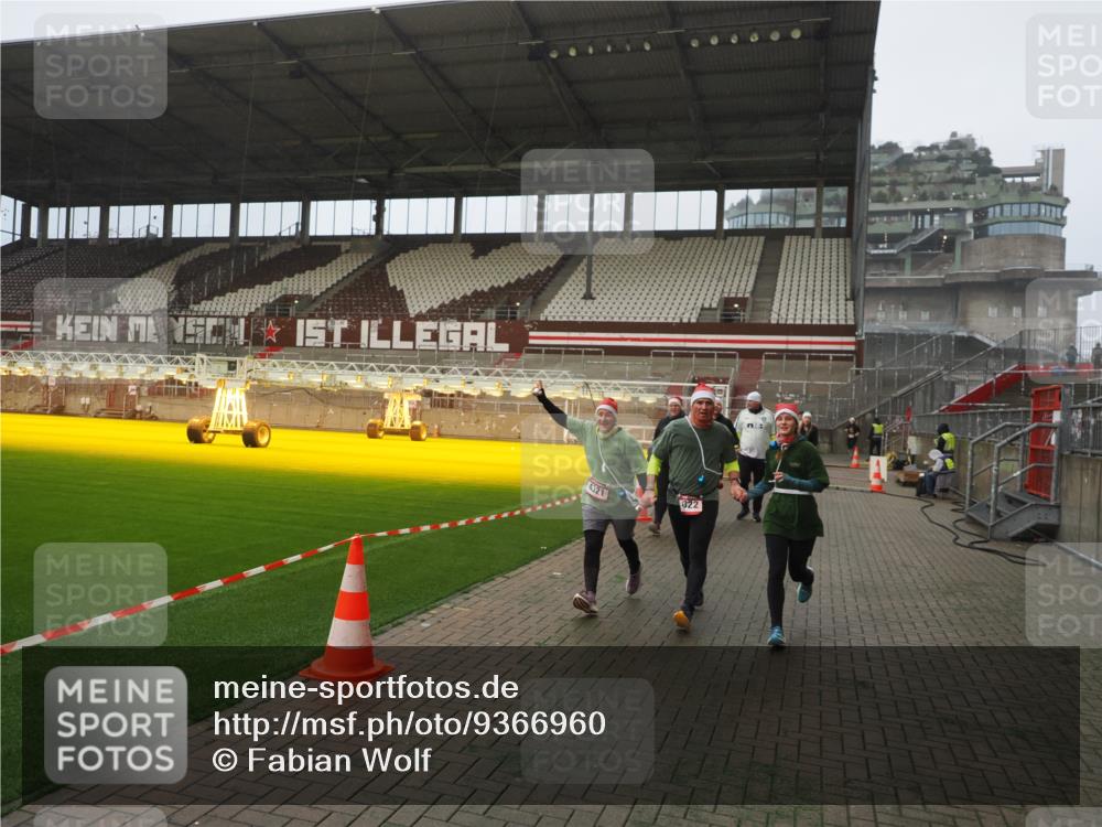 07.12.2025 - St. Pauli X-Mass-Run No. 15 Fabian Wolf http://msf.ph/oto/9366960 07.12.2025 10:21:59 Ziel 1488, 2944, 2945, 3999, 4000, 4321, 4322, 4323, 4415 meine-sportfotos.de