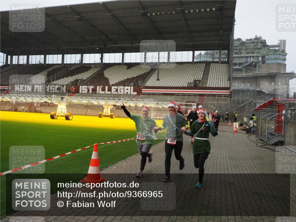 07.12.2025 - St. Pauli X-Mass-Run No. 15 Fabian Wolf http://msf.ph/oto/9366965 07.12.2025 10:21:59 Ziel 1488, 2944, 2945, 3999, 4000, 4321, 4322, 4323, 4415 meine-sportfotos.de