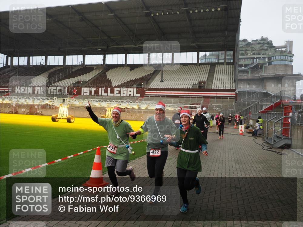 07.12.2025 - St. Pauli X-Mass-Run No. 15 Fabian Wolf http://msf.ph/oto/9366969 07.12.2025 10:22:00 Ziel 1488, 2944, 2945, 3999, 4000, 4321, 4322, 4323, 4415 meine-sportfotos.de