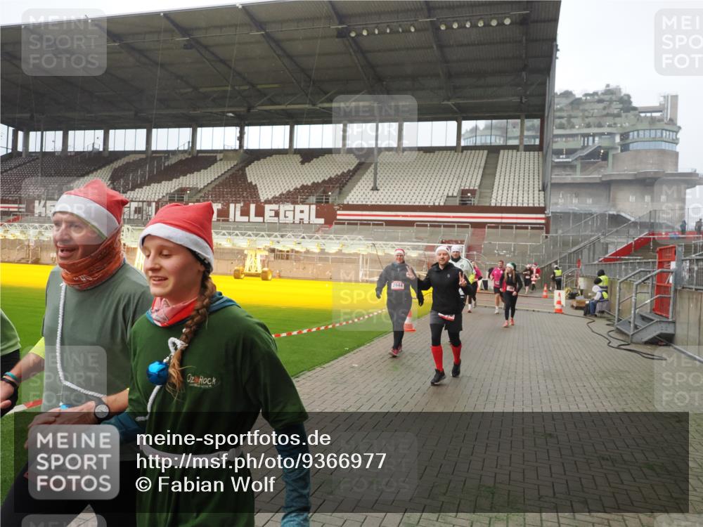 07.12.2025 - St. Pauli X-Mass-Run No. 15 Fabian Wolf http://msf.ph/oto/9366977 07.12.2025 10:22:00 Ziel 1488, 2944, 2945, 3999, 4000, 4321, 4322, 4323, 4415 meine-sportfotos.de