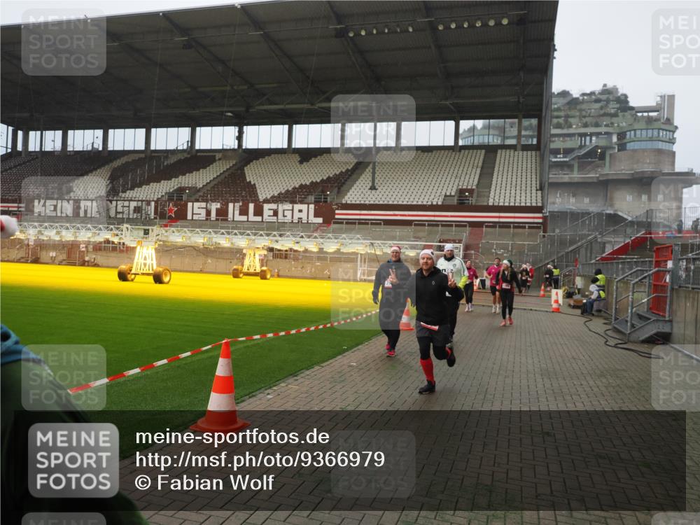 07.12.2025 - St. Pauli X-Mass-Run No. 15 Fabian Wolf http://msf.ph/oto/9366979 07.12.2025 10:22:01 Ziel 1488, 2944, 2945, 3999, 4000, 4321, 4322, 4323, 4415 meine-sportfotos.de