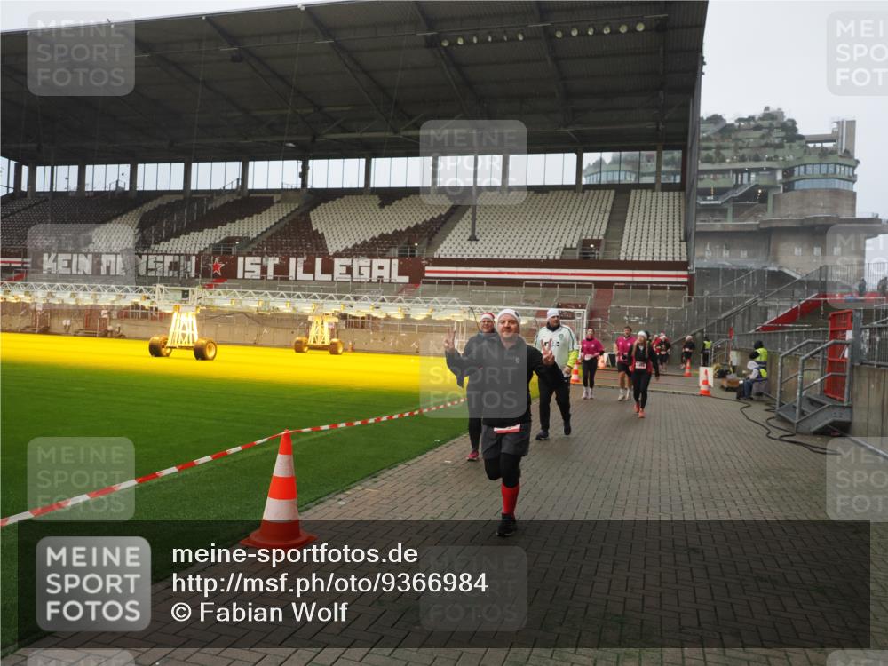 07.12.2025 - St. Pauli X-Mass-Run No. 15 Fabian Wolf http://msf.ph/oto/9366984 07.12.2025 10:22:01 Ziel 1488, 2944, 2945, 3999, 4000, 4321, 4322, 4323, 4415 meine-sportfotos.de