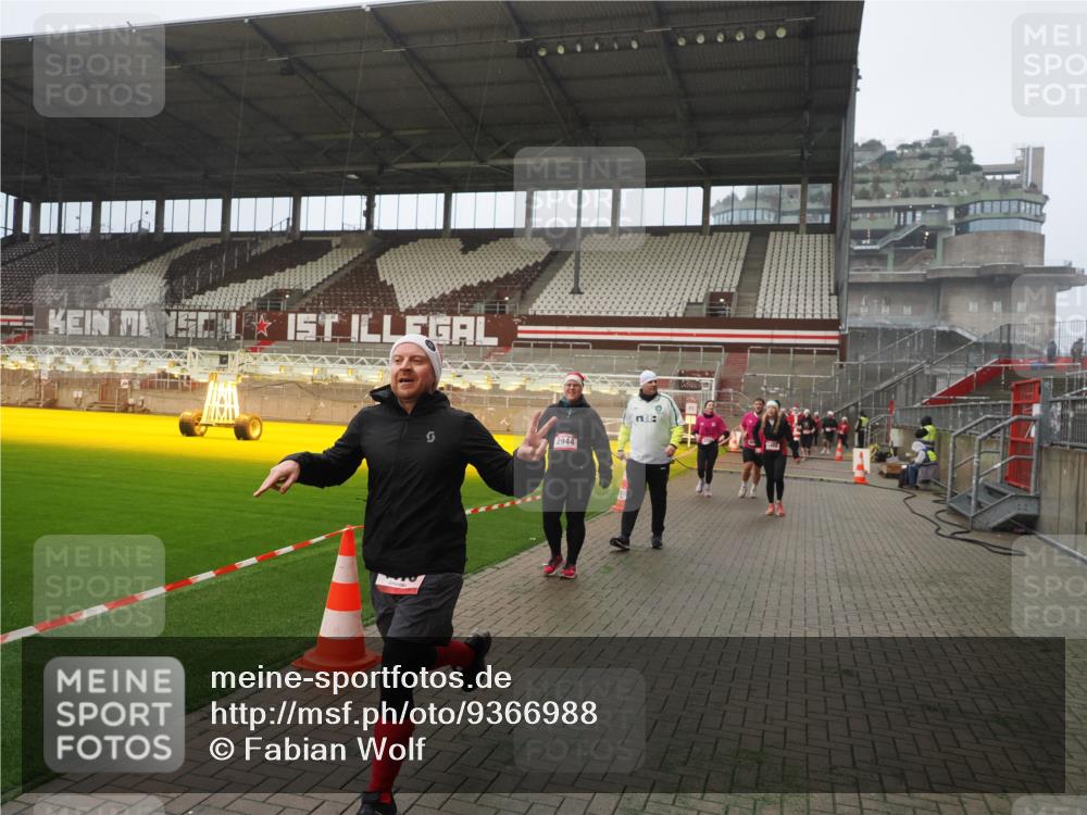 07.12.2025 - St. Pauli X-Mass-Run No. 15 Fabian Wolf http://msf.ph/oto/9366988 07.12.2025 10:22:02 Ziel 1488, 2944, 2945, 3999, 4000, 4321, 4322, 4323, 4415 meine-sportfotos.de