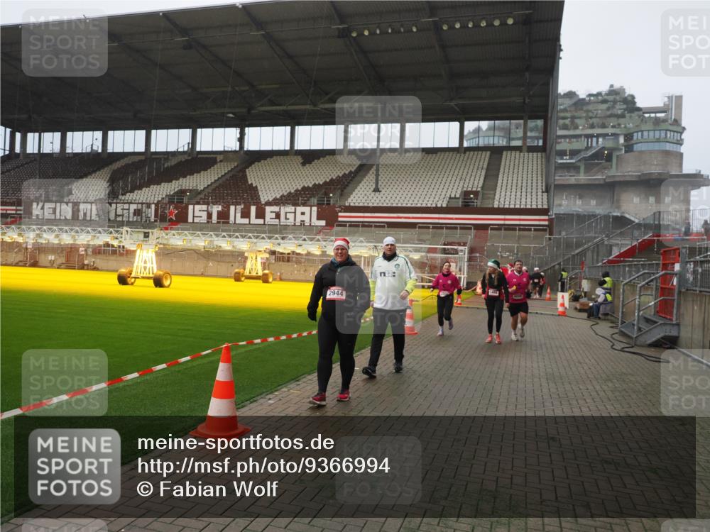 07.12.2025 - St. Pauli X-Mass-Run No. 15 Fabian Wolf http://msf.ph/oto/9366994 07.12.2025 10:22:03 Ziel 1371, 1488, 2944, 2945, 3999, 4000, 4321, 4322, 4323, 4415 meine-sportfotos.de