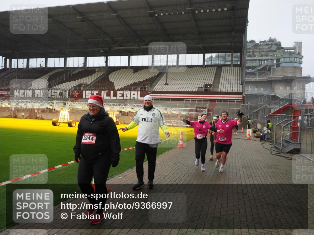 07.12.2025 - St. Pauli X-Mass-Run No. 15 Fabian Wolf http://msf.ph/oto/9366997 07.12.2025 10:22:05 Ziel 1371, 1488, 2819, 2944, 2945, 3431, 3736, 3999, 4000, 4321, 4322, 4323, 4415 meine-sportfotos.de