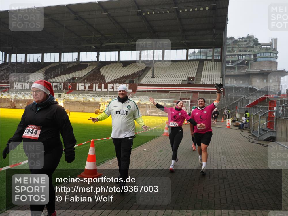 07.12.2025 - St. Pauli X-Mass-Run No. 15 Fabian Wolf http://msf.ph/oto/9367003 07.12.2025 10:22:05 Ziel 1371, 1488, 2819, 2944, 2945, 3431, 3736, 3999, 4000, 4321, 4322, 4323, 4415 meine-sportfotos.de