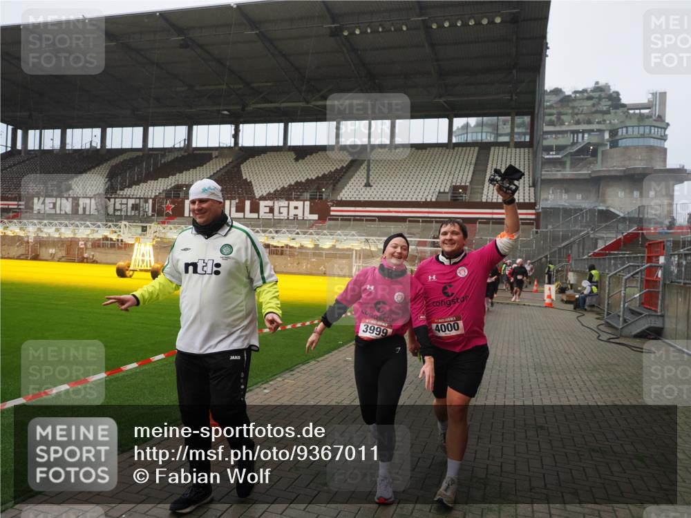 07.12.2025 - St. Pauli X-Mass-Run No. 15 Fabian Wolf http://msf.ph/oto/9367011 07.12.2025 10:22:06 Ziel 1371, 1488, 2817, 2818, 2819, 2945, 3431, 3736, 3999, 4000, 4321, 4322, 4323, 4415 meine-sportfotos.de