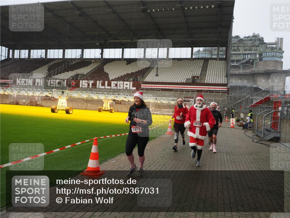 07.12.2025 - St. Pauli X-Mass-Run No. 15 Fabian Wolf http://msf.ph/oto/9367031 07.12.2025 10:22:11 Ziel 1371, 1488, 2817, 2818, 2819, 3431, 3736, 3999, 4000, 4321, 4322, 4323, 4415, 4774 meine-sportfotos.de