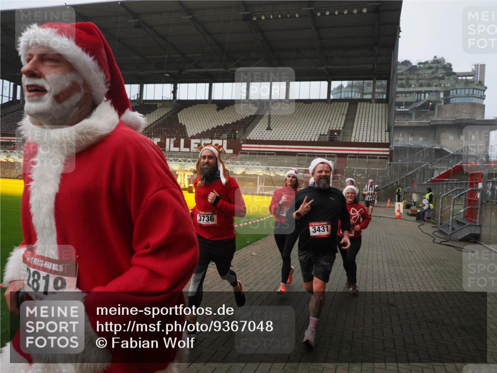 07.12.2025 - St. Pauli X-Mass-Run No. 15 Fabian Wolf http://msf.ph/oto/9367048 07.12.2025 10:22:12 Ziel 1371, 1488, 2817, 2818, 2819, 3431, 3736, 3999, 4000, 4321, 4322, 4323, 4415, 4774 meine-sportfotos.de