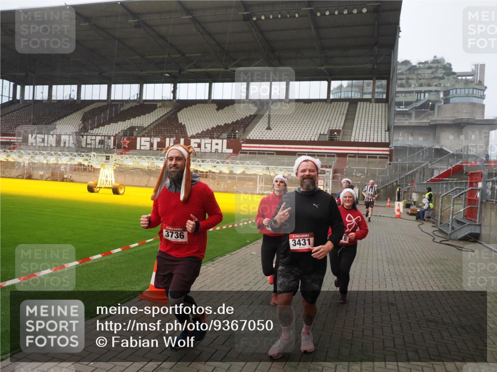 07.12.2025 - St. Pauli X-Mass-Run No. 15 Fabian Wolf http://msf.ph/oto/9367050 07.12.2025 10:22:13 Ziel 1371, 1488, 2817, 2818, 2819, 3431, 3736, 3999, 4000, 4415, 4774 meine-sportfotos.de