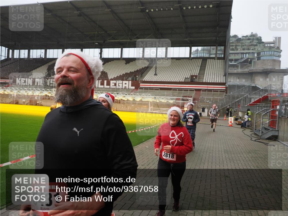 07.12.2025 - St. Pauli X-Mass-Run No. 15 Fabian Wolf http://msf.ph/oto/9367058 07.12.2025 10:22:13 Ziel 1371, 1488, 2817, 2818, 2819, 3431, 3736, 3999, 4000, 4415, 4774 meine-sportfotos.de