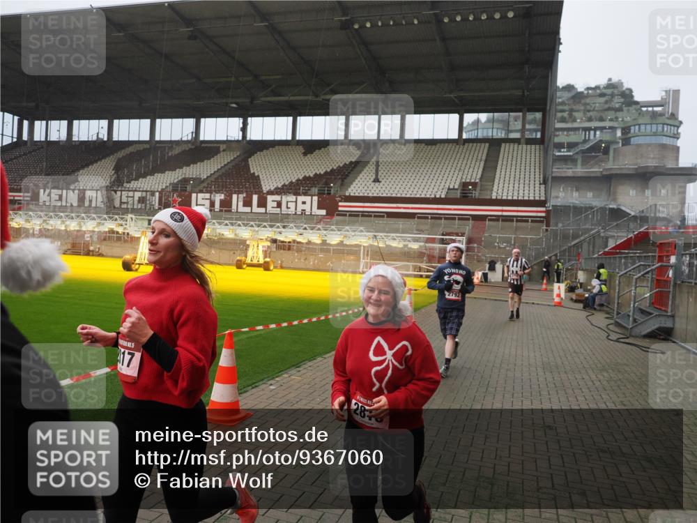 07.12.2025 - St. Pauli X-Mass-Run No. 15 Fabian Wolf http://msf.ph/oto/9367060 07.12.2025 10:22:14 Ziel 1371, 1488, 2817, 2818, 2819, 3431, 3736, 3999, 4000, 4415, 4774 meine-sportfotos.de