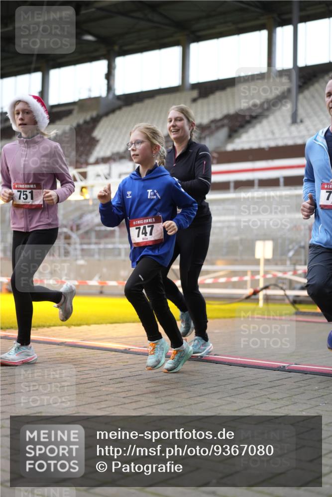 07.12.2025 - St. Pauli X-Mass-Run No. 15 Patografie http://msf.ph/oto/9367080 07.12.2025 11:02:30 Ziel 20, 25, 542, 547, 746, 747, 749, 751 meine-sportfotos.de