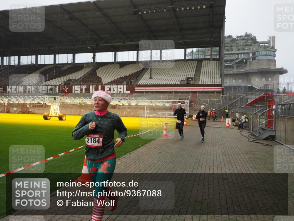 07.12.2025 - St. Pauli X-Mass-Run No. 15 Fabian Wolf http://msf.ph/oto/9367088 07.12.2025 10:22:22 Ziel 1371, 2184, 2817, 2818, 2819, 3431, 3736, 4771, 4774, 4781 meine-sportfotos.de