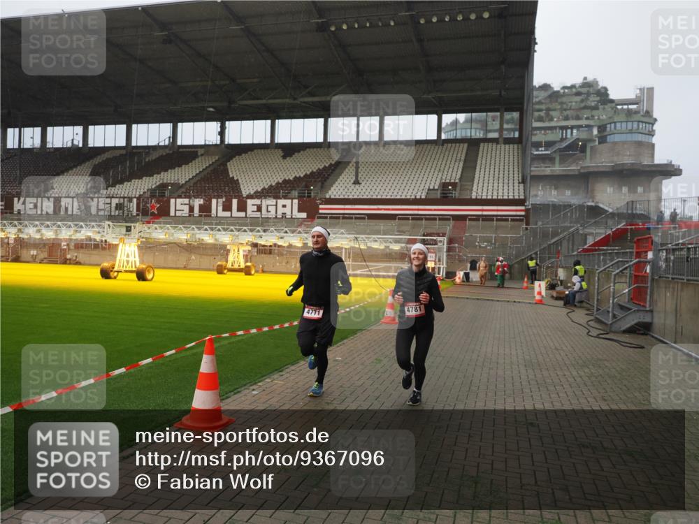 07.12.2025 - St. Pauli X-Mass-Run No. 15 Fabian Wolf http://msf.ph/oto/9367096 07.12.2025 10:22:24 Ziel 2184, 2817, 2818, 2819, 3431, 3736, 4771, 4774, 4781 meine-sportfotos.de