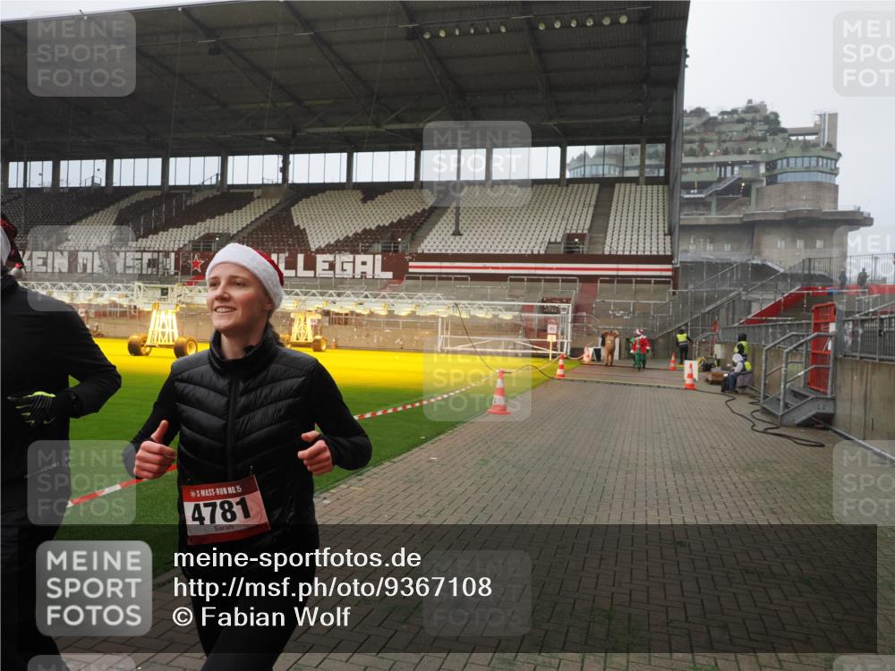 07.12.2025 - St. Pauli X-Mass-Run No. 15 Fabian Wolf http://msf.ph/oto/9367108 07.12.2025 10:22:25 Ziel 2184, 2817, 2818, 3431, 4771, 4774, 4781 meine-sportfotos.de