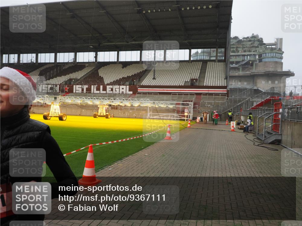 07.12.2025 - St. Pauli X-Mass-Run No. 15 Fabian Wolf http://msf.ph/oto/9367111 07.12.2025 10:22:26 Ziel 1636, 2184, 2817, 2818, 4771, 4774, 4781 meine-sportfotos.de