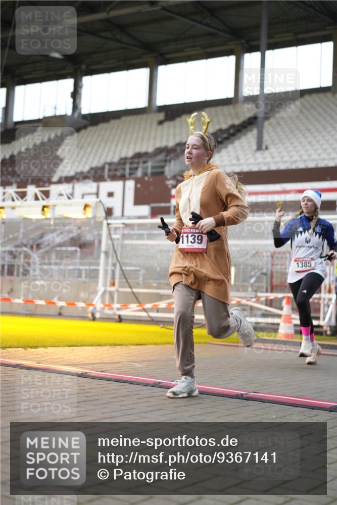07.12.2025 - St. Pauli X-Mass-Run No. 15 Patografie http://msf.ph/oto/9367141 07.12.2025 11:03:02 Ziel 151, 160, 502, 574, 599, 602, 612, 748, 875, 880, 953, 1102, 1139, 1199, 1385, 1644, 1668, 1670, 4809 meine-sportfotos.de