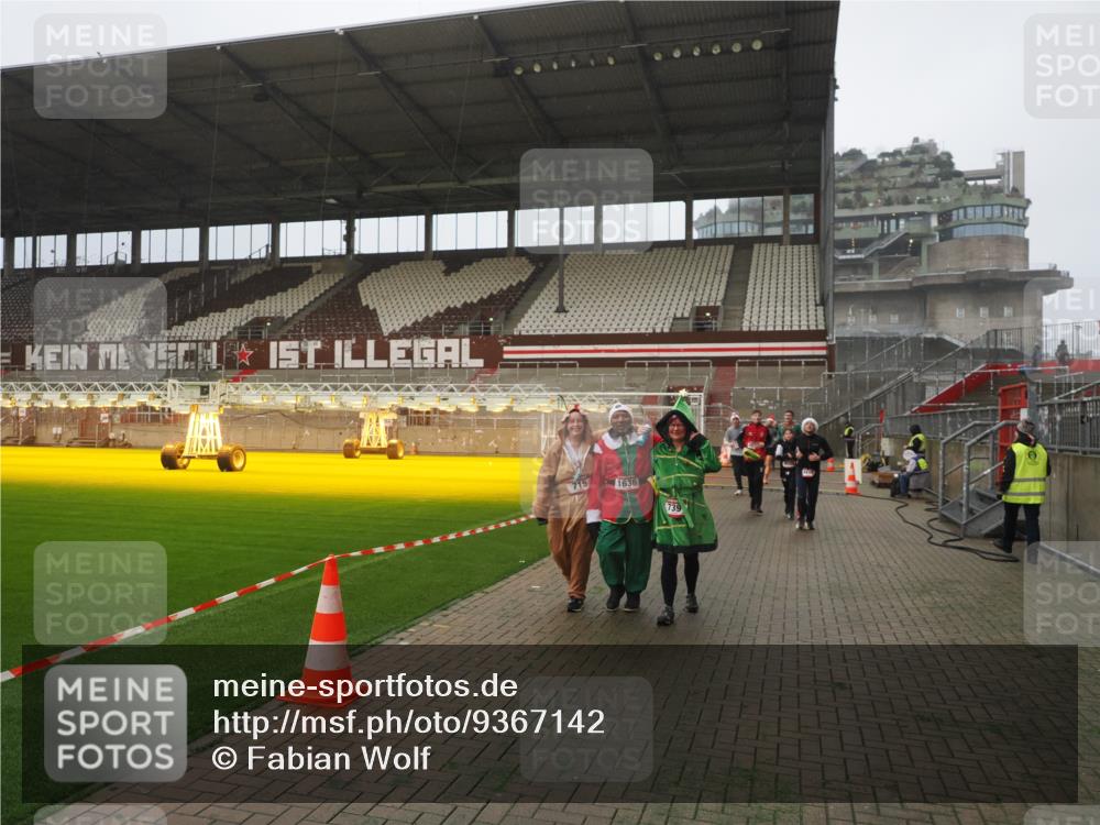 07.12.2025 - St. Pauli X-Mass-Run No. 15 Fabian Wolf http://msf.ph/oto/9367142 07.12.2025 10:22:43 Ziel 715, 739, 794, 1636, 4407, 4411, 4419, 4509, 4539 meine-sportfotos.de