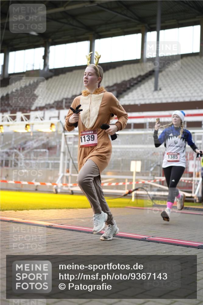 07.12.2025 - St. Pauli X-Mass-Run No. 15 Patografie http://msf.ph/oto/9367143 07.12.2025 11:03:02 Ziel 151, 160, 502, 574, 599, 602, 612, 748, 875, 880, 953, 1102, 1139, 1199, 1385, 1644, 1668, 1670, 4809 meine-sportfotos.de