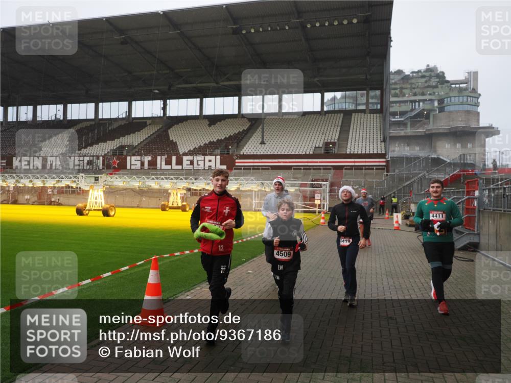 07.12.2025 - St. Pauli X-Mass-Run No. 15 Fabian Wolf http://msf.ph/oto/9367186 07.12.2025 10:22:47 Ziel 715, 739, 794, 3780, 4287, 4407, 4411, 4419, 4509, 4539 meine-sportfotos.de