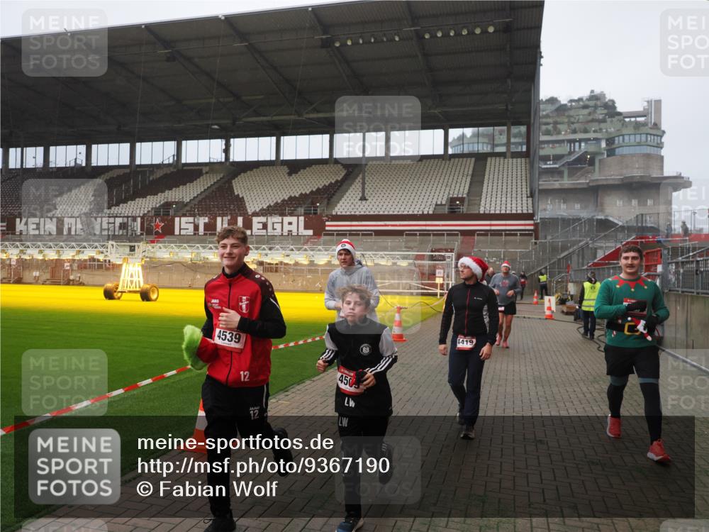 07.12.2025 - St. Pauli X-Mass-Run No. 15 Fabian Wolf http://msf.ph/oto/9367190 07.12.2025 10:22:47 Ziel 715, 739, 794, 3780, 4287, 4407, 4411, 4419, 4509, 4539 meine-sportfotos.de