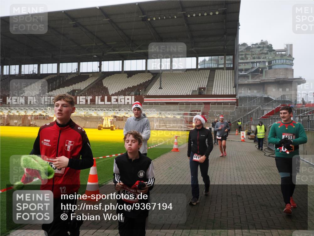 07.12.2025 - St. Pauli X-Mass-Run No. 15 Fabian Wolf http://msf.ph/oto/9367194 07.12.2025 10:22:48 Ziel 794, 3780, 4287, 4407, 4411, 4419, 4509, 4539 meine-sportfotos.de