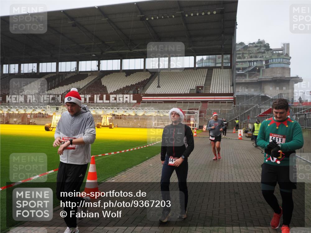 07.12.2025 - St. Pauli X-Mass-Run No. 15 Fabian Wolf http://msf.ph/oto/9367203 07.12.2025 10:22:49 Ziel 794, 3780, 4287, 4407, 4411, 4419, 4509, 4539 meine-sportfotos.de