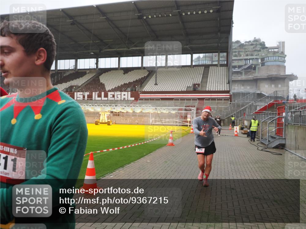 07.12.2025 - St. Pauli X-Mass-Run No. 15 Fabian Wolf http://msf.ph/oto/9367215 07.12.2025 10:22:51 Ziel 794, 2638, 3780, 4287, 4407, 4411, 4419, 4509, 4539 meine-sportfotos.de