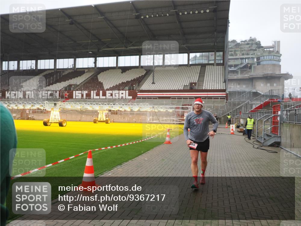 07.12.2025 - St. Pauli X-Mass-Run No. 15 Fabian Wolf http://msf.ph/oto/9367217 07.12.2025 10:22:51 Ziel 794, 2638, 3780, 4287, 4407, 4411, 4419, 4509, 4539 meine-sportfotos.de