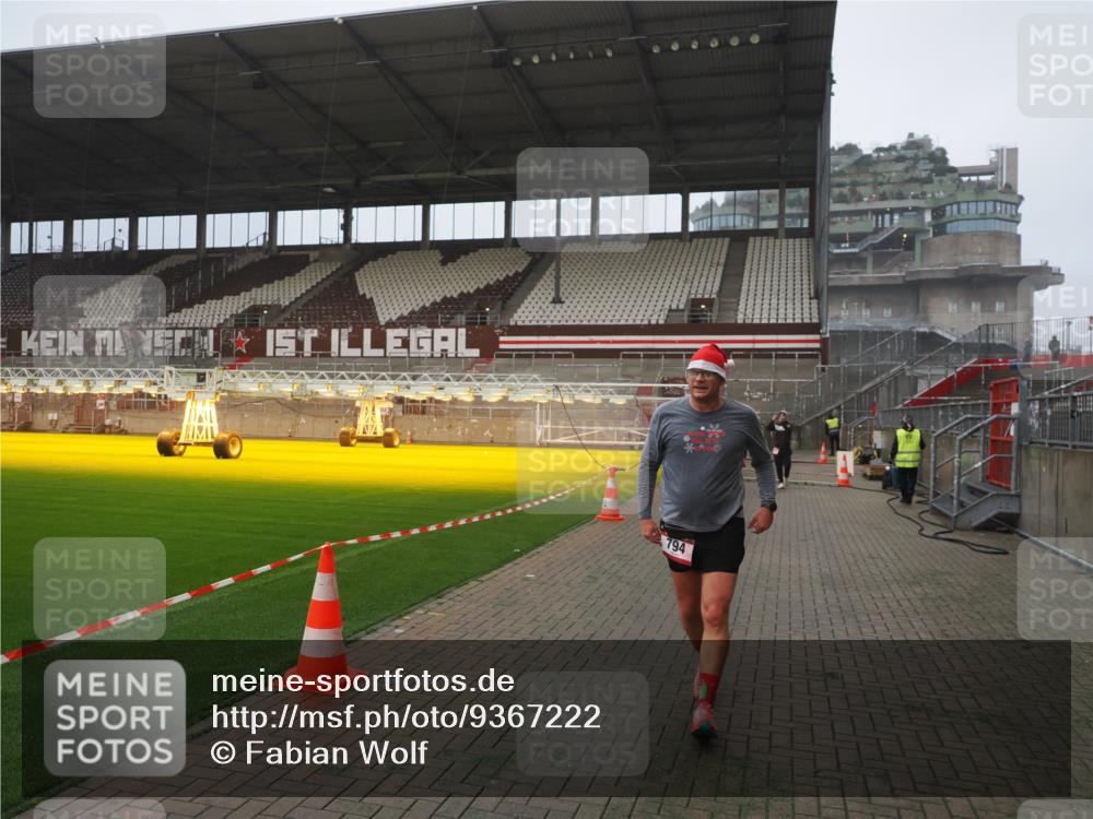 07.12.2025 - St. Pauli X-Mass-Run No. 15 Fabian Wolf http://msf.ph/oto/9367222 07.12.2025 10:22:51 Ziel 794, 2638, 3780, 4287, 4407, 4411, 4419, 4509, 4539 meine-sportfotos.de