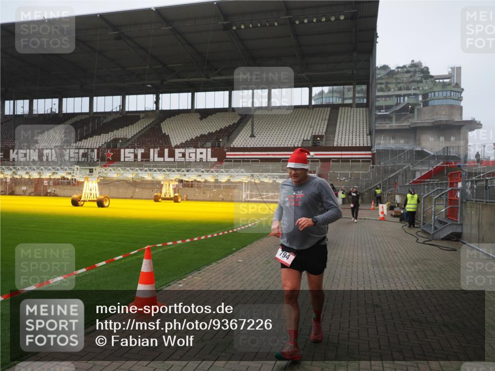 07.12.2025 - St. Pauli X-Mass-Run No. 15 Fabian Wolf http://msf.ph/oto/9367226 07.12.2025 10:22:52 Ziel 794, 2638, 3780, 4287, 4407, 4411, 4419, 4509, 4539 meine-sportfotos.de