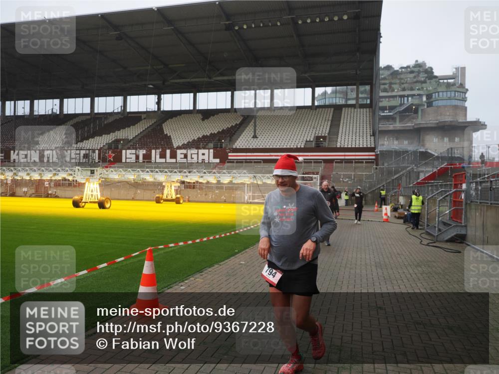 07.12.2025 - St. Pauli X-Mass-Run No. 15 Fabian Wolf http://msf.ph/oto/9367228 07.12.2025 10:22:52 Ziel 794, 2638, 3780, 4287, 4407, 4411, 4419, 4509, 4539 meine-sportfotos.de