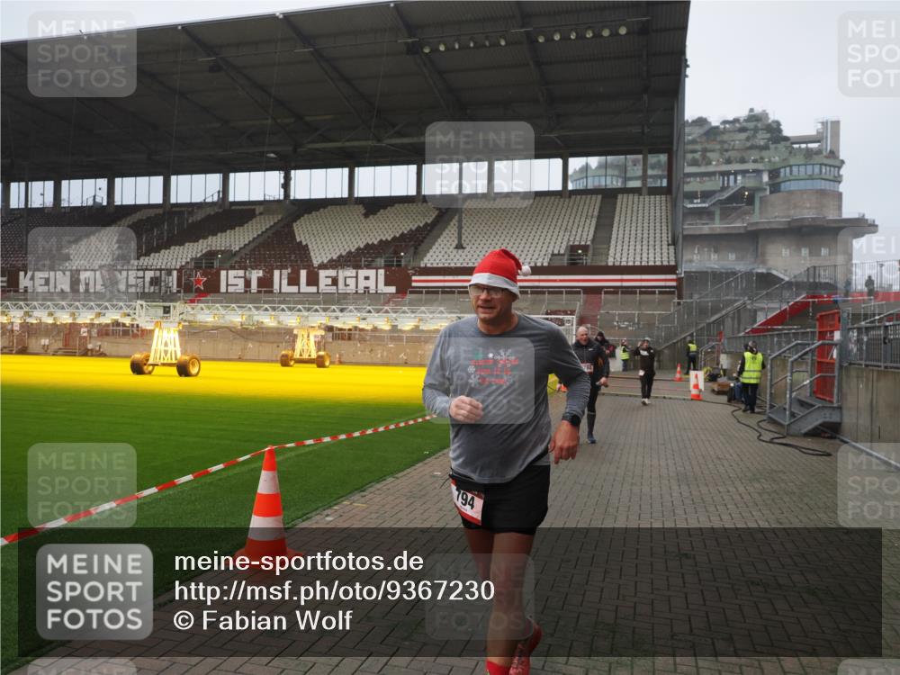 07.12.2025 - St. Pauli X-Mass-Run No. 15 Fabian Wolf http://msf.ph/oto/9367230 07.12.2025 10:22:52 Ziel 794, 2638, 3780, 4287, 4407, 4411, 4419, 4509, 4539 meine-sportfotos.de