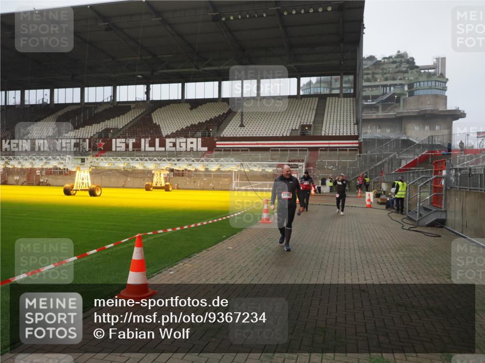 07.12.2025 - St. Pauli X-Mass-Run No. 15 Fabian Wolf http://msf.ph/oto/9367234 07.12.2025 10:22:54 Ziel 794, 2638, 3780, 4287, 4407, 4411, 4419, 4509, 4539 meine-sportfotos.de
