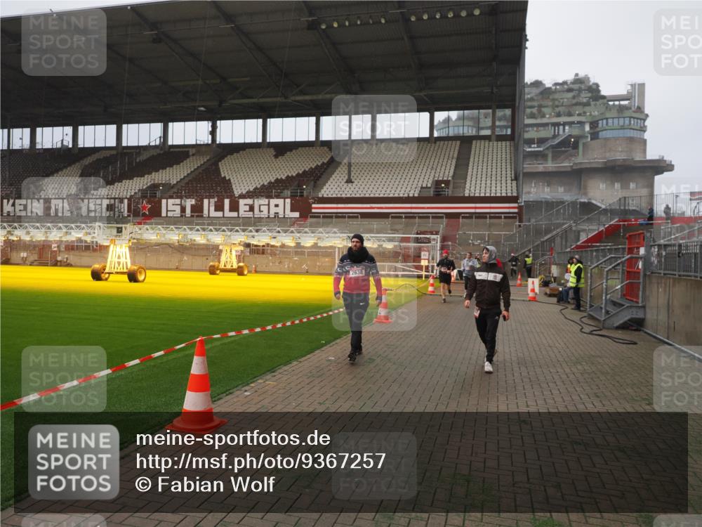 07.12.2025 - St. Pauli X-Mass-Run No. 15 Fabian Wolf http://msf.ph/oto/9367257 07.12.2025 10:23:00 Ziel 794, 1996, 2123, 2304, 2638, 3780, 4287, 4407, 4411 meine-sportfotos.de