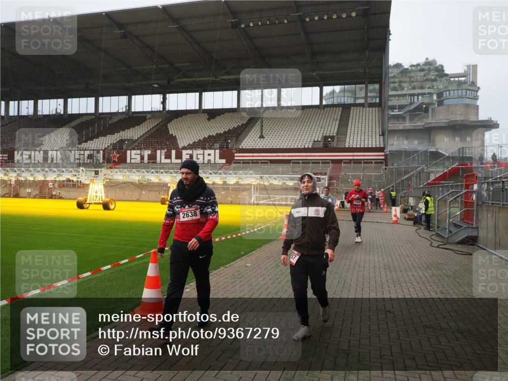 07.12.2025 - St. Pauli X-Mass-Run No. 15 Fabian Wolf http://msf.ph/oto/9367279 07.12.2025 10:23:03 Ziel 1996, 2123, 2304, 2638, 3780, 4287 meine-sportfotos.de