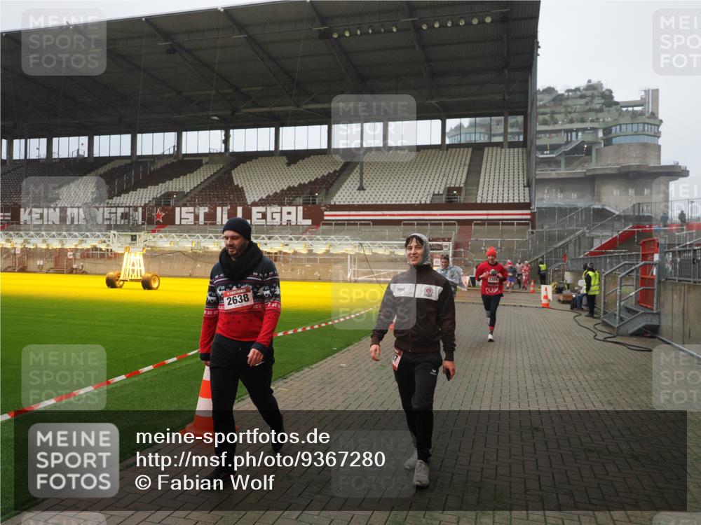 07.12.2025 - St. Pauli X-Mass-Run No. 15 Fabian Wolf http://msf.ph/oto/9367280 07.12.2025 10:23:03 Ziel 1996, 2123, 2304, 2638, 3780, 4287 meine-sportfotos.de